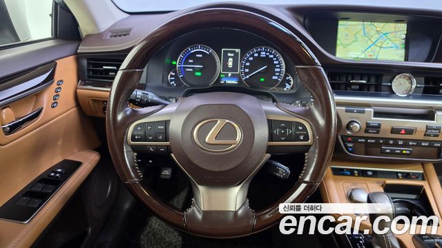 Lexus ES 2017 — photo 14