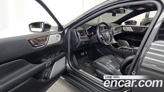 Lincoln Continental 2019 — photo 13