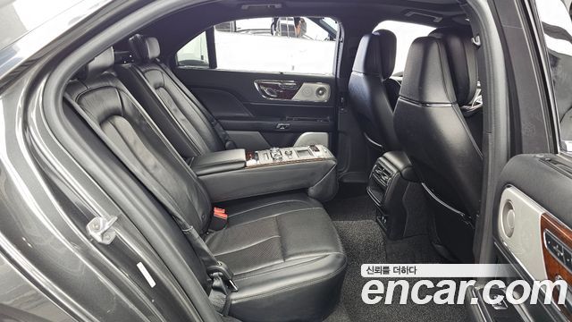 Lincoln Continental 2019 — photo 18