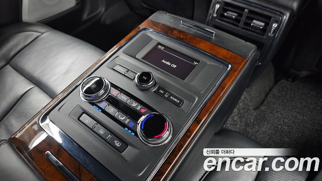 Lincoln Continental 2019 — photo 24