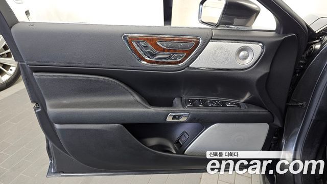 Lincoln Continental 2019 — photo 14