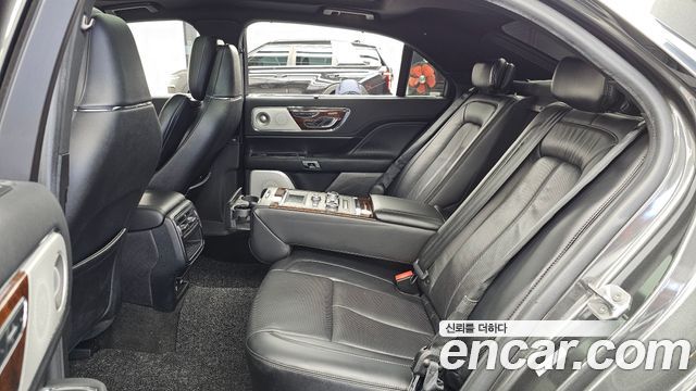 Lincoln Continental 2019 — photo 16