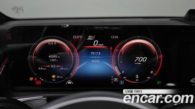 Mercedes-Benz GLB-Class 2021 — photo 11