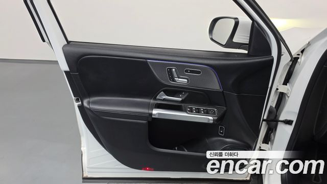 Mercedes-Benz GLB-Class 2021 — photo 14