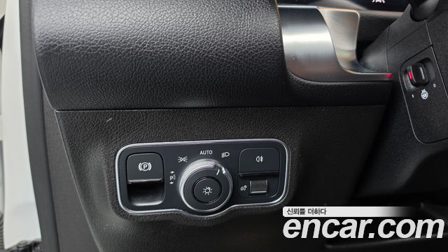 Mercedes-Benz GLB-Class 2021 — photo 27