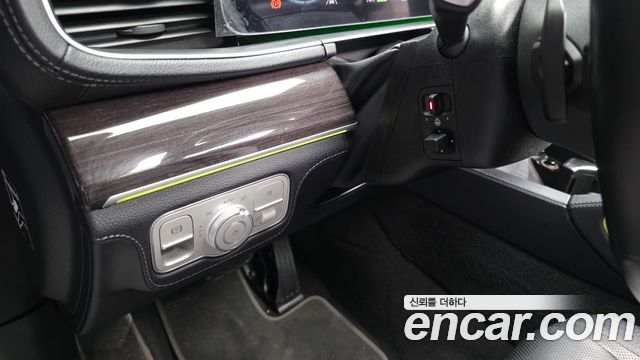 Mercedes-Benz GLE-Class 2021 — photo 28