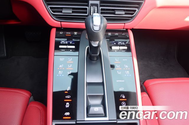 Porsche Macan 2023 — photo 9