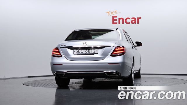 Mercedes-Benz E-Class 2017 — photo 4