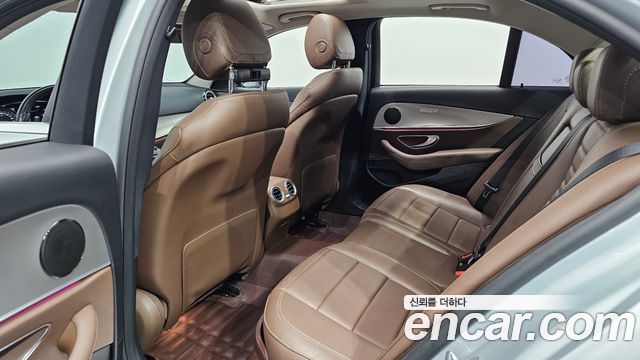 Mercedes-Benz E-Class 2017 — photo 18