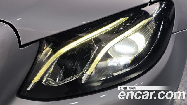 Mercedes-Benz E-Class 2017 — photo 8