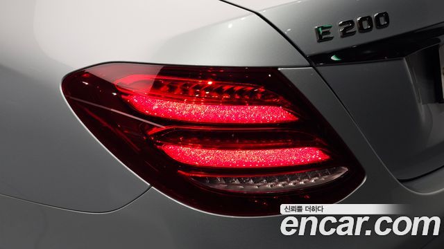 Mercedes-Benz E-Class 2017 — photo 9