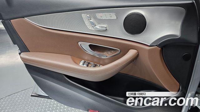 Mercedes-Benz E-Class 2017 — photo 14