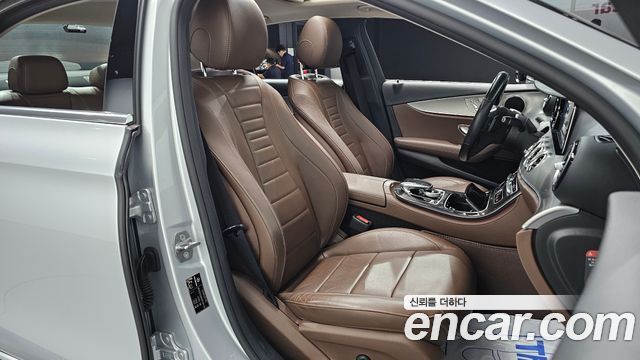Mercedes-Benz E-Class 2017 — photo 16