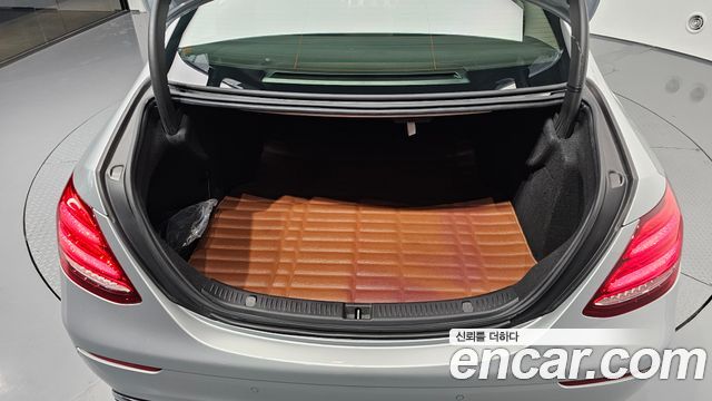 Mercedes-Benz E-Class 2017 — photo 29
