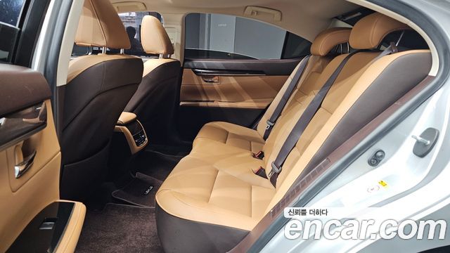 Lexus ES 2017 — photo 12