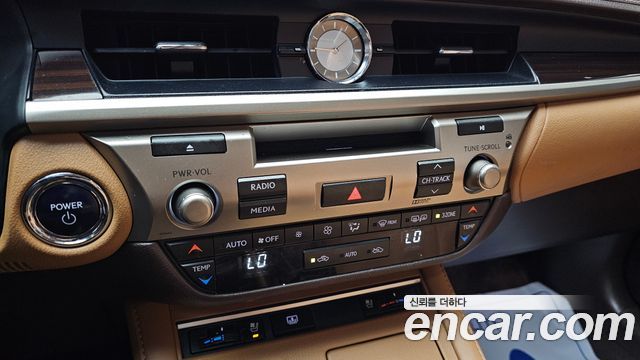 Lexus ES 2017 — photo 19