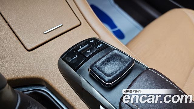 Lexus ES 2017 — photo 20