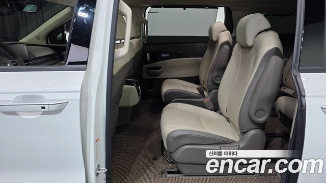 Kia Canival 2021 — photo 16