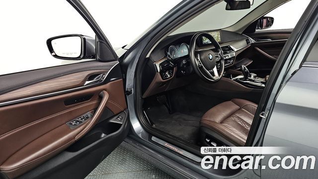 BMW 5-Series 2018 — photo 10