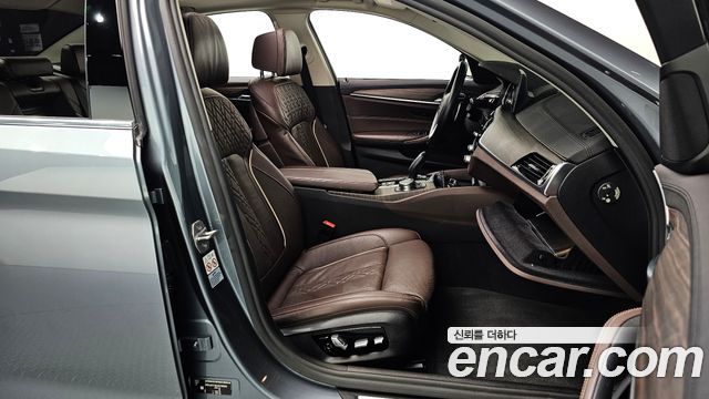 BMW 5-Series 2018 — photo 11