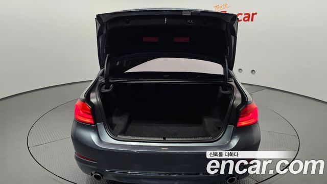 BMW 5-Series 2018 — photo 20