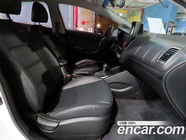Kia K3 2015 — photo 11