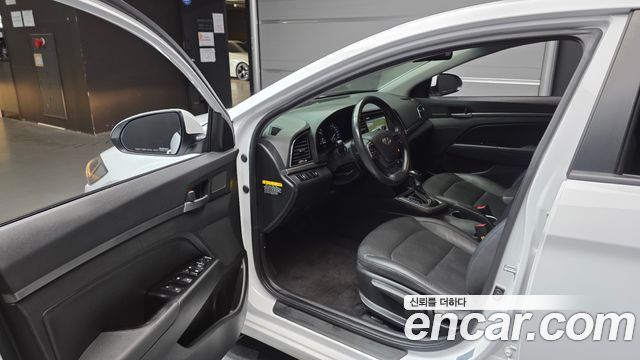 Hyundai AVANTE 2018 — photo 13