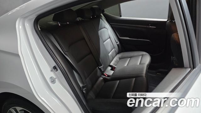 Hyundai AVANTE 2018 — photo 17