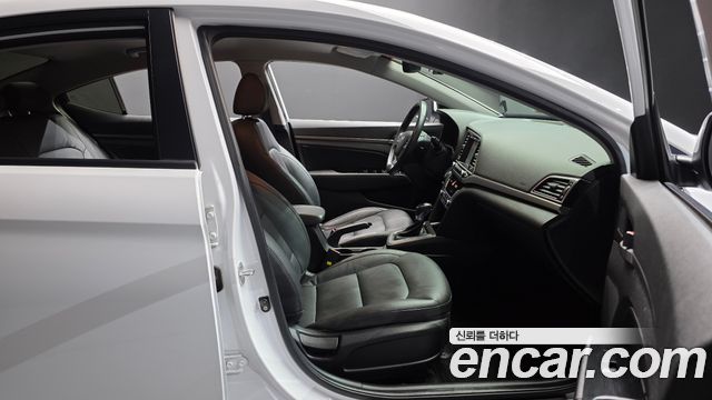 Hyundai AVANTE 2018 — photo 16