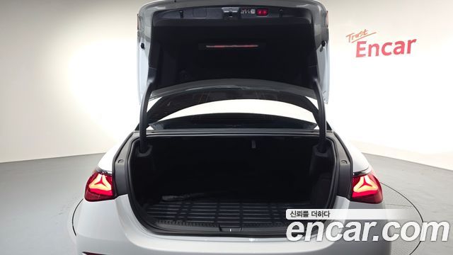 Mercedes-Benz E-Class 2025 — photo 24