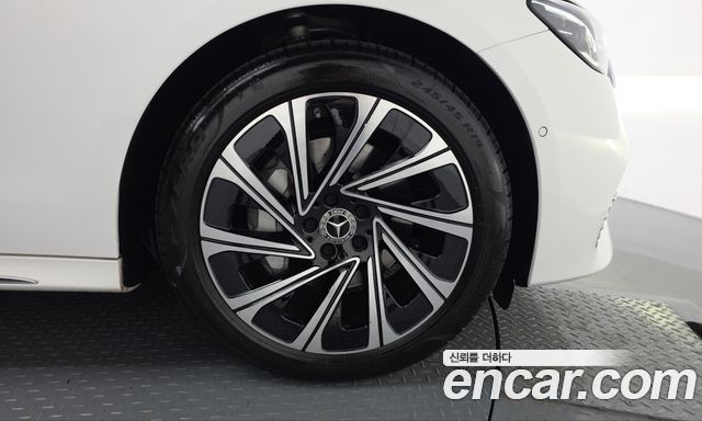 Mercedes-Benz E-Class 2025 — photo 7