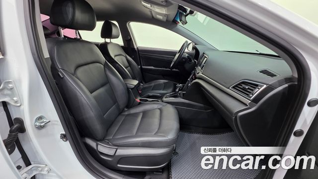 Hyundai AVANTE 2016 — photo 10