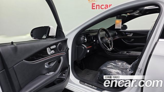 Mercedes-Benz E-Class 2023 — photo 13