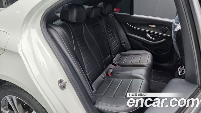 Mercedes-Benz E-Class 2023 — photo 17