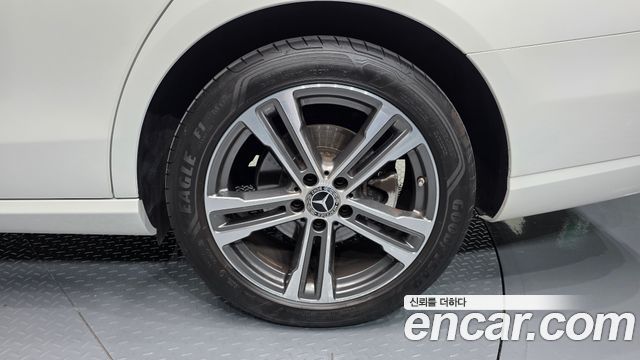 Mercedes-Benz E-Class 2023 — photo 7