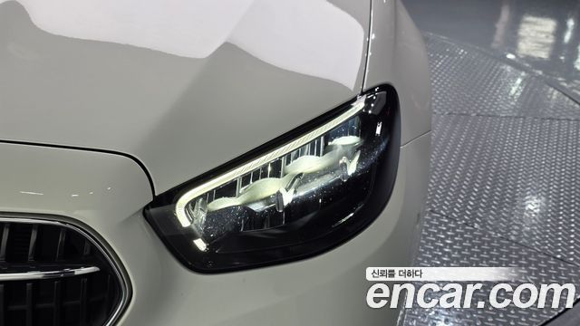 Mercedes-Benz E-Class 2023 — photo 8