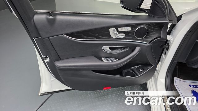 Mercedes-Benz E-Class 2023 — photo 14