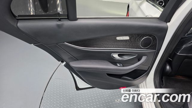 Mercedes-Benz E-Class 2023 — photo 15