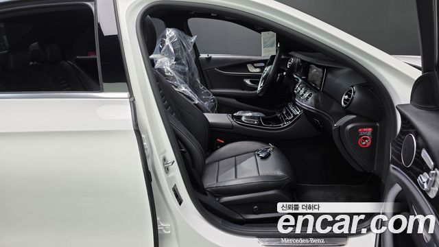 Mercedes-Benz E-Class 2023 — photo 16