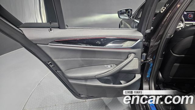BMW 5-Series 2021 — photo 15