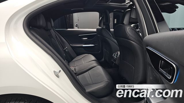 Mercedes-Benz C-Class 2023 — photo 17