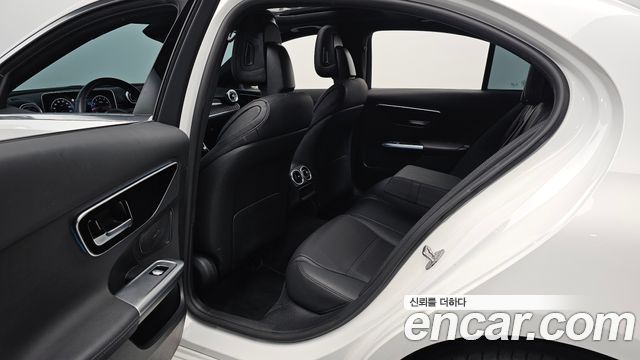 Mercedes-Benz C-Class 2023 — photo 16