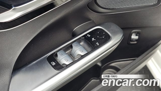 Mercedes-Benz C-Class 2023 — photo 28