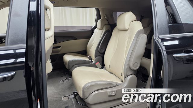 Kia Canival 2023 — photo 16