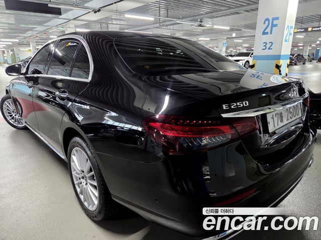 Mercedes-Benz E-Class 2023 — photo 5