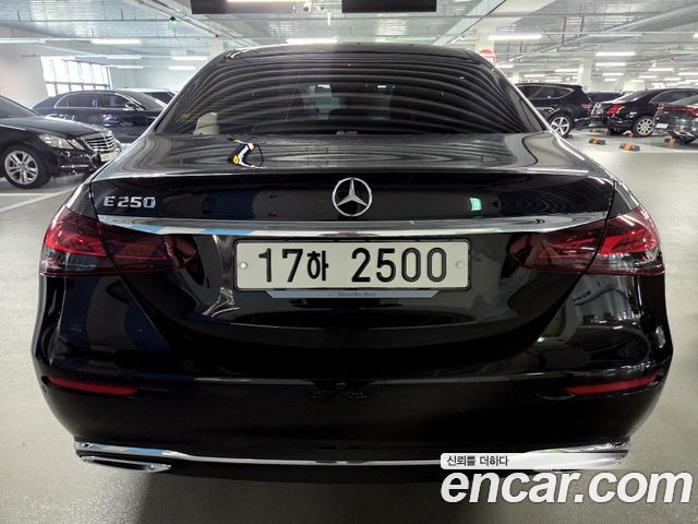 Mercedes-Benz E-Class 2023 — photo 6