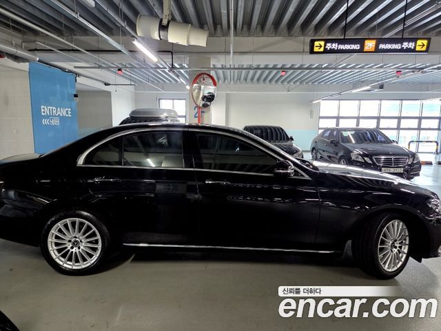 Mercedes-Benz E-Class 2023 — photo 8