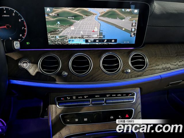 Mercedes-Benz E-Class 2023 — photo 16
