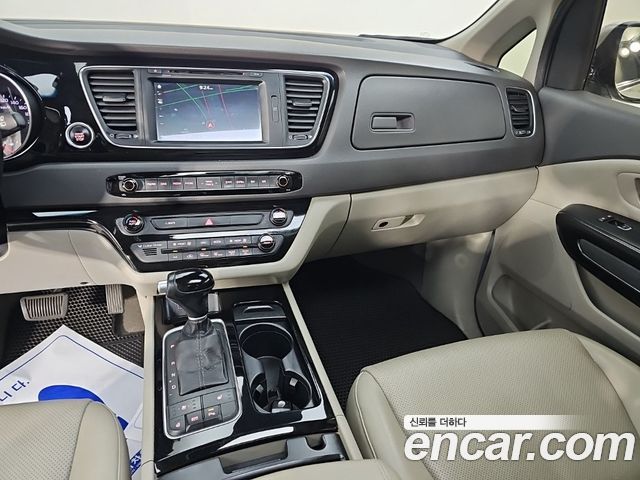 Kia Canival 2015 — photo 10