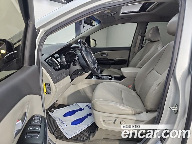 Kia Canival 2015 — photo 11